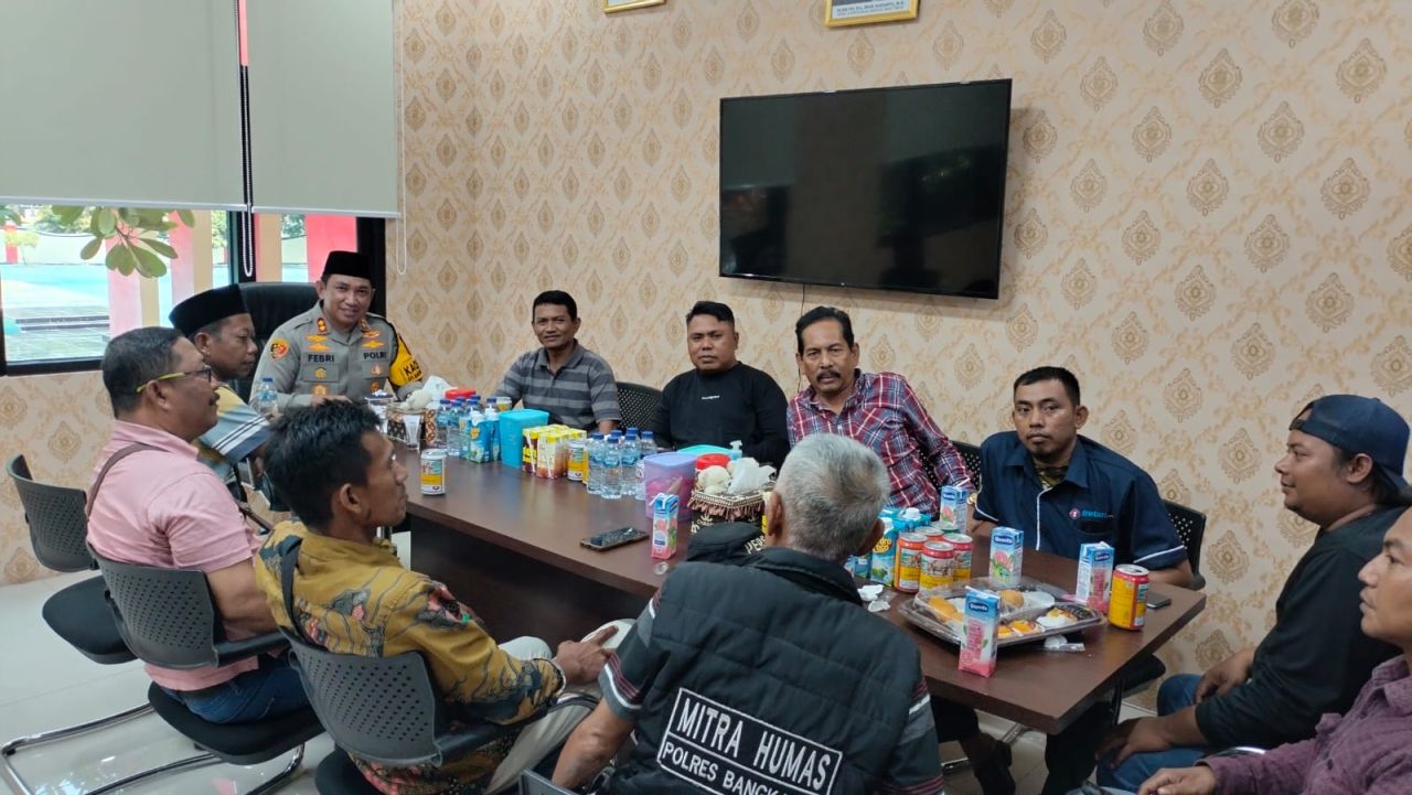 Aliansi Jurnalis Independen Bangkalan ( AJIB) sedang audiensi dengan Kapolres. (ist)