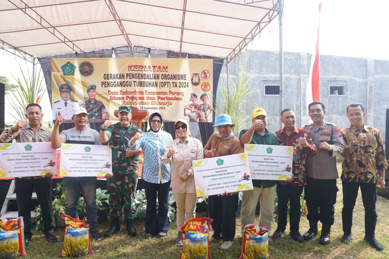 Sekda Sidoarjo, Fenny Apridawati secara, sombolis menyerahkan bantuan mesin