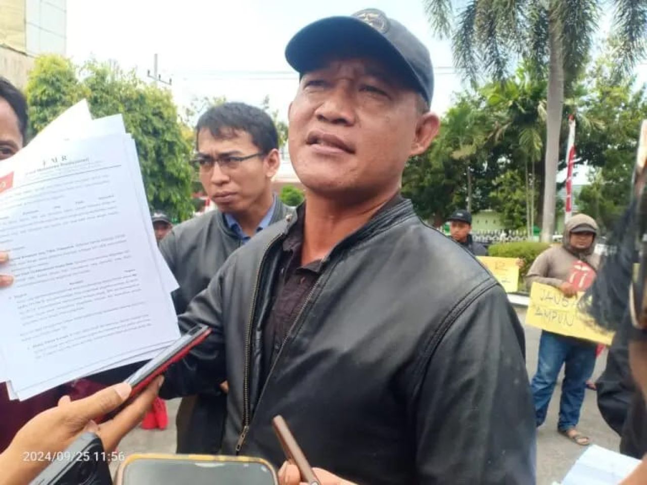 Front Mahasiswa Revolusioner (FMR) dan Ratu Adil Serahkan Data Dugaan Korupsi Pemkab Blitar ke Kejaksaan