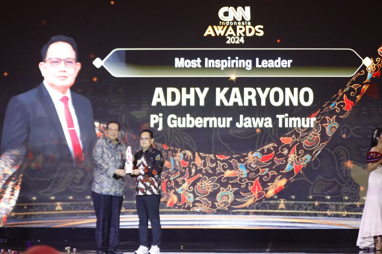 Penjabat Gubernur Jawa Timur Adhy Karyono memborong tiga penghargaan sekaligus dalam CNN Indonesia Award 2024, di Ballroom Hotel The Westin Surabaya, Rabu (25/9) malam. (Ist)