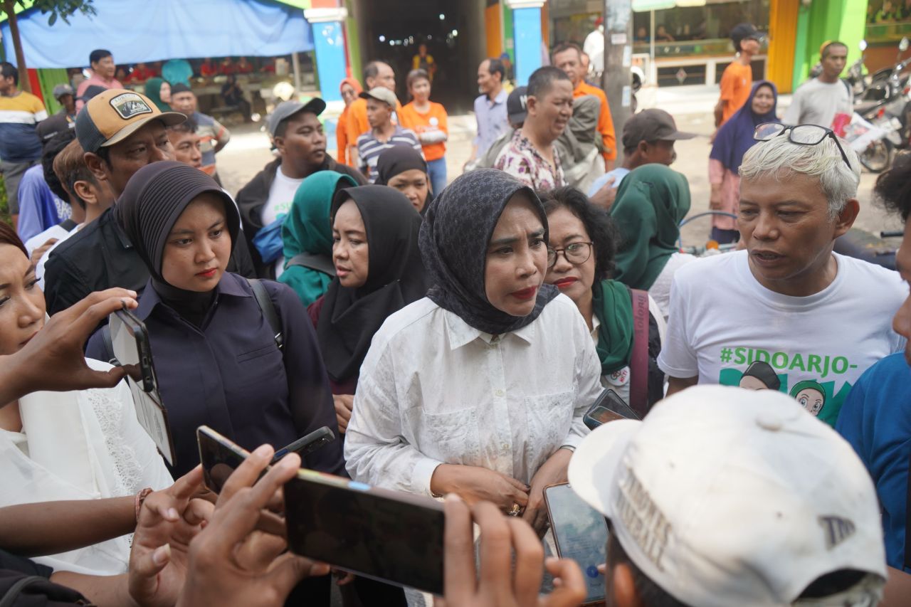 Calon wakil Bupati Sidoarjo, Mimik Idayana saat blusukan ke Pasar Larangan cek barang kebutuhan pokok dan sapa pedagang. (Ist)