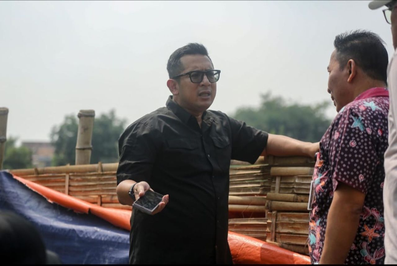 Mas Pj Wali Kota Mojokerto meninjau tanggul sungai brangkal yang sempat jebol musim penghujan yang lalu. (ist)