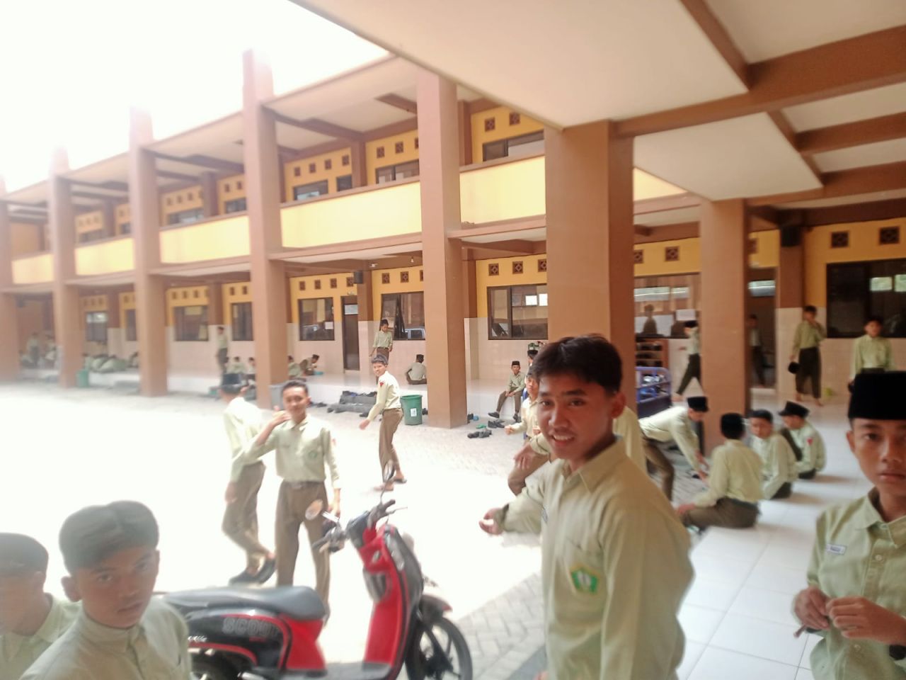 Tragedi Kembali Terjadi di Dunia Pendidikan: Siswa MTs di Blitar Meninggal Setelah Dilempar Kayu Berpaku oleh Gurunya