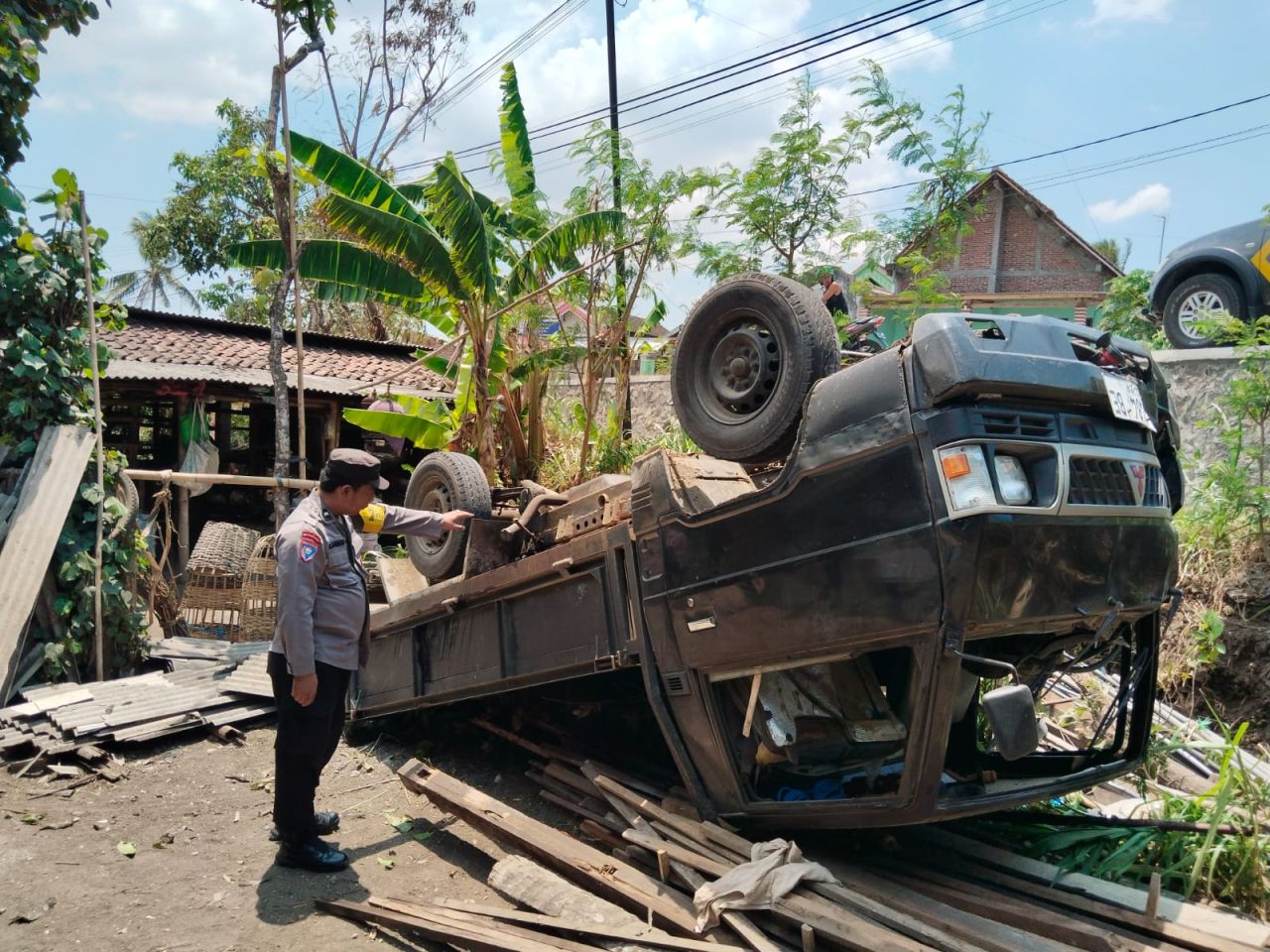 Kondisi pick up L300 yang terbalik belum di evakuasi. (ist)