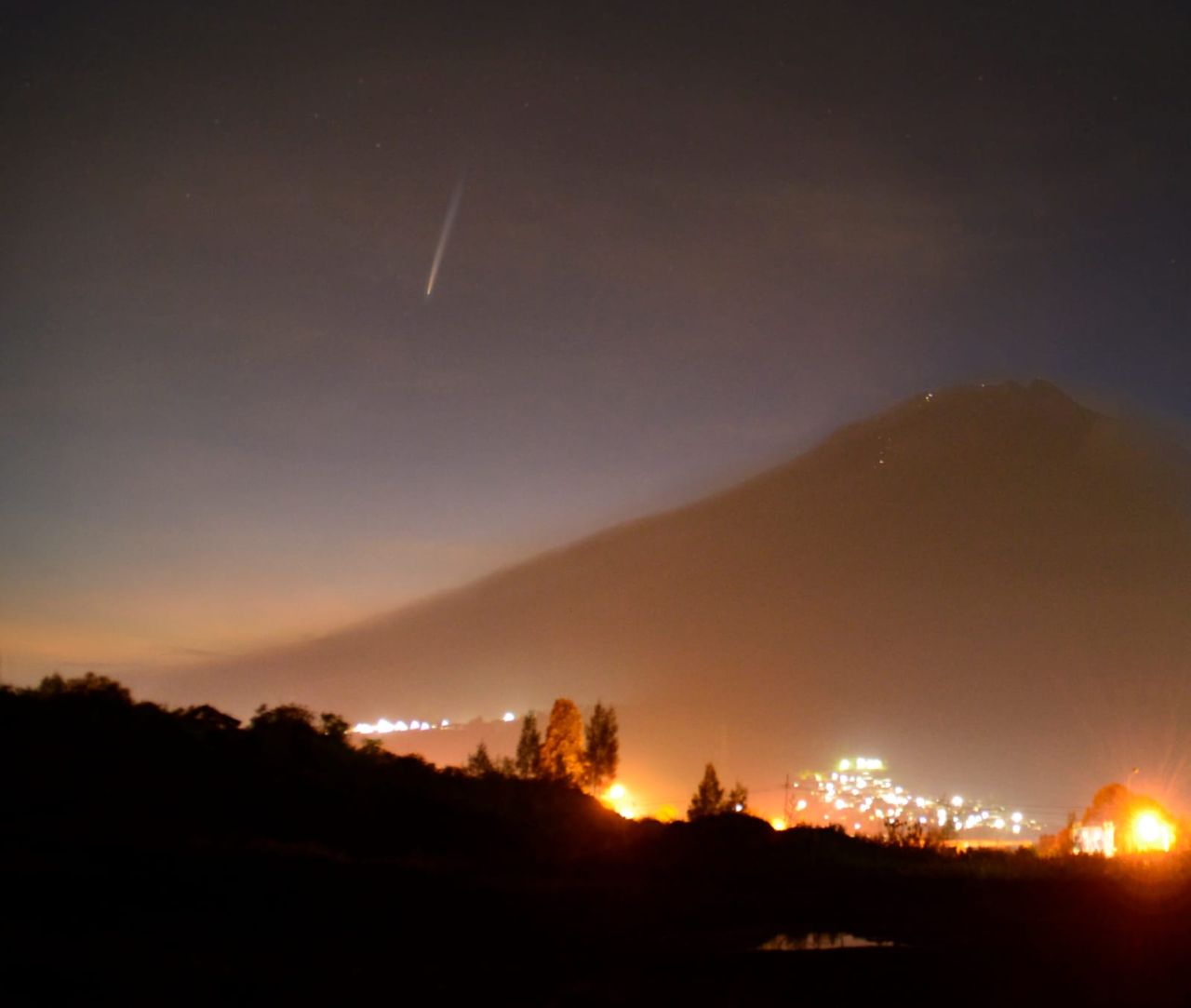 Bintang berekor atau lintang kemukus tampak jelang subuh. (ist)