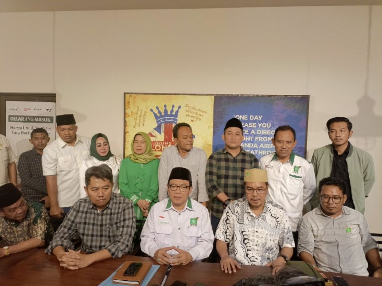 Plt ketua DPC PKB, Abdillah Nasih bersama tim sukses pasangan SAE Abah Usman serta fraksi PKB saat menggelar jumpa pers. (ist)