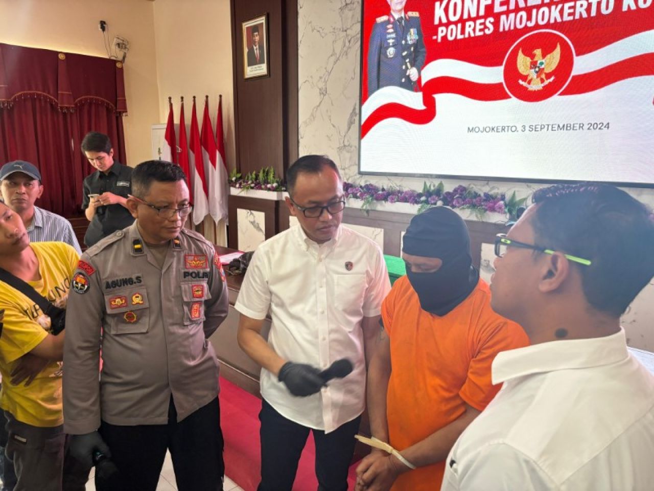 Terdakwa SA digelandang ke Mapolres Mojokerto Kota dalam kasus penipuan penggandaan uang. (ist)