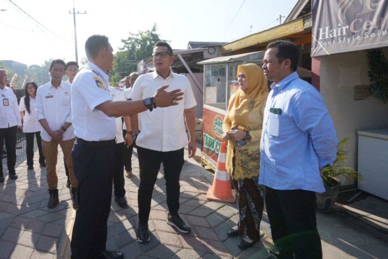 Mas Pj turun langsung tertibkan parkir dan stan yang mengganggu di Jalan Benteng Pancasila. (ist)