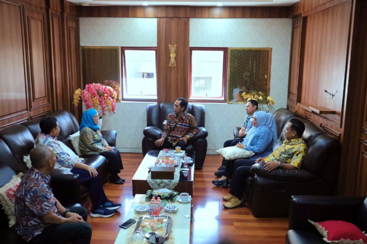 Penjabat Sementara (PJs) Wali Kota Surabaya Restu Novi Widiani melakukan kunjungan ke Kantor Dewan Perwakilan Rakyat Daerah (DPRD) Kota Surabaya. (ist)