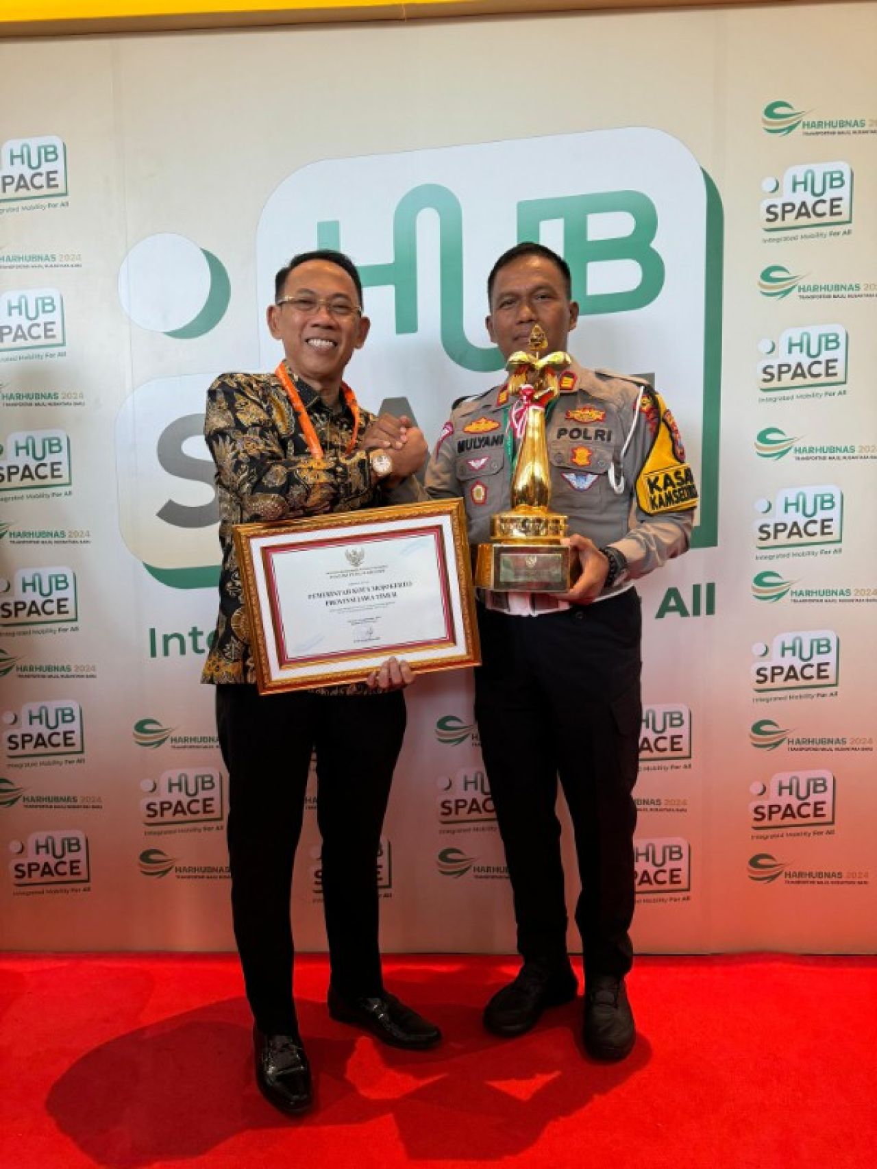 Sekretaris Daerah Kota Mojokerto Gaguk Tri Prasetyo mewakili Penjabat Wali Kota Mojokerto Moh Ali Kuncoro menerima penghargaan Wahana Tata Nugraha. (idr)