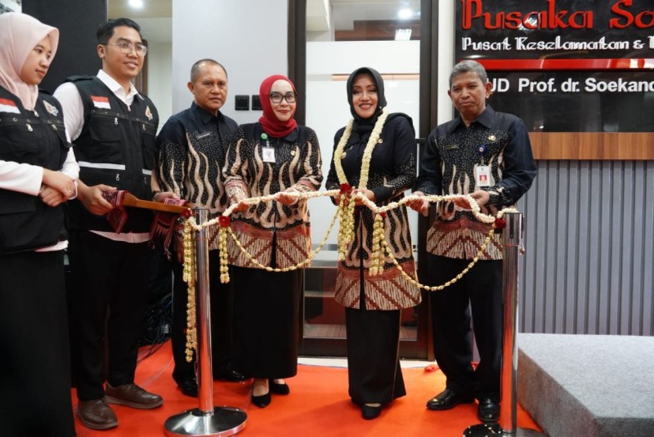 Bupati Ikfina memotong rangkaian bunga melati tanda diresmikannya Pusaka RSUD dr. Soekandar. (ist)