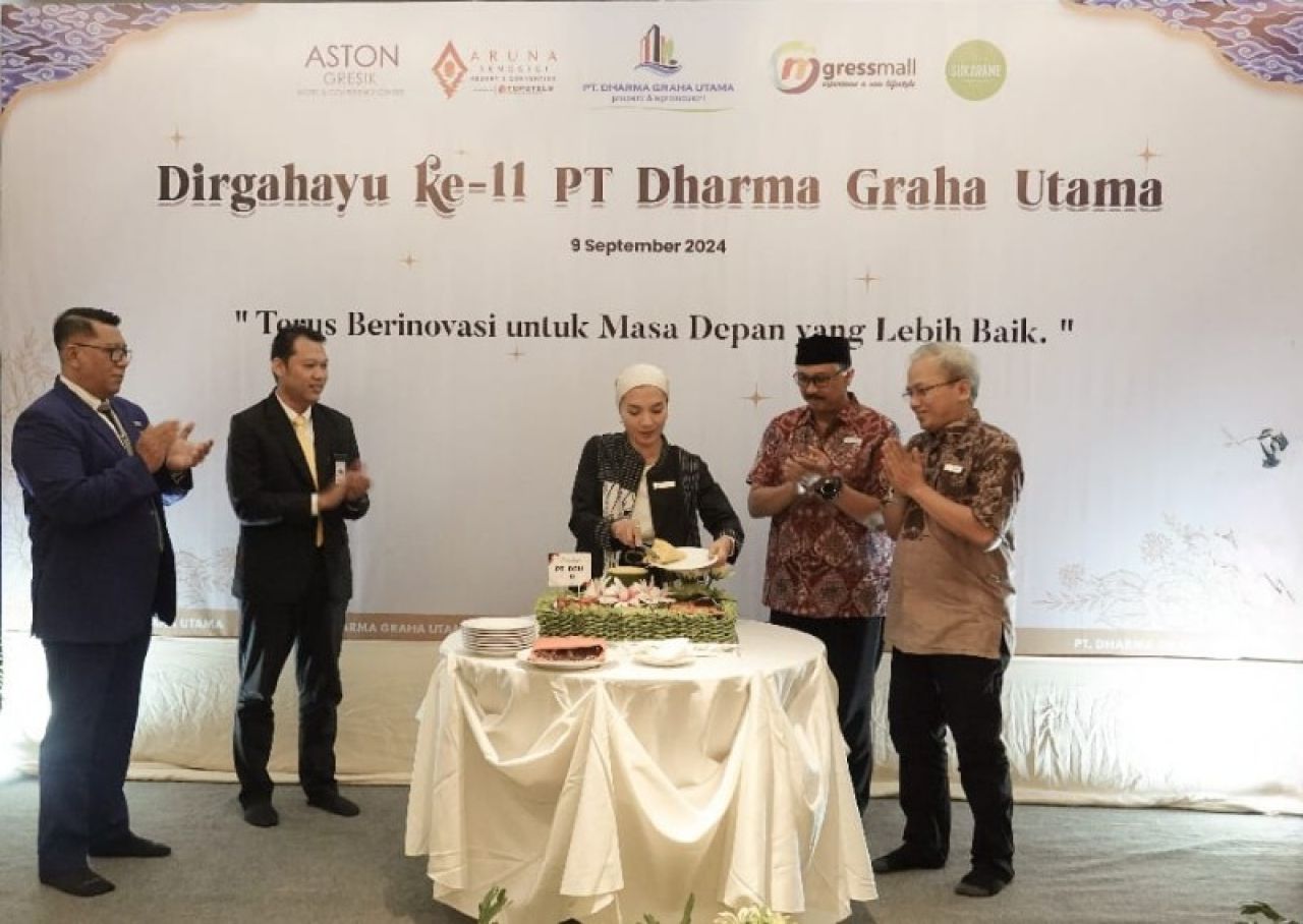 Ika Putri W, selaku Director of Sales & Marketing ( Direktur Pemasaran ) PT Dharma Graha Utama Grup saat memotong tumpeng. (ist)