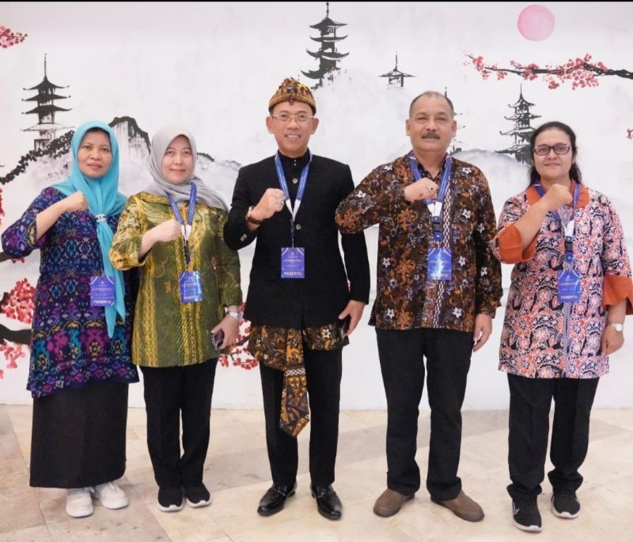 Sekretaris Daerah Kota Mojokerto Gaguk Tri Prasetyo mewakili Pj Wali Kota Mojokerto Moh Ali Kuncoro menerima dana insentif fiskal 2024. (ist)