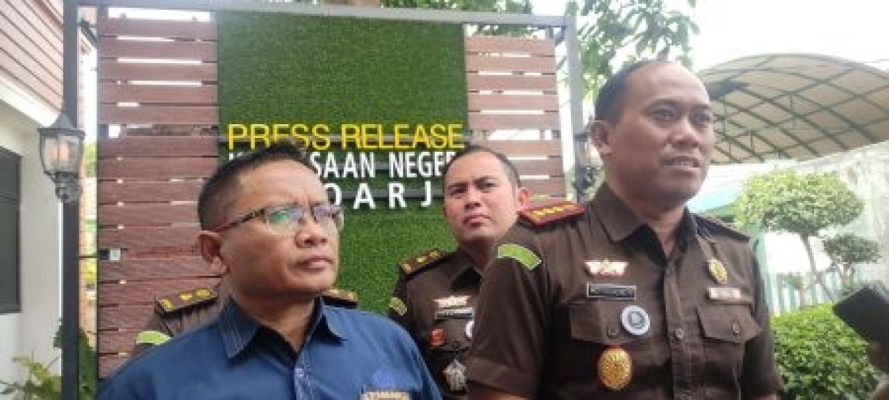 Kepala Kejaksaan Negeri Sidoarjo, Roy Rovalino Herudiansyah bersama Humas Kanwil DJP Jatim, II Karsita, Rabu (18/09/2024). (Ist)