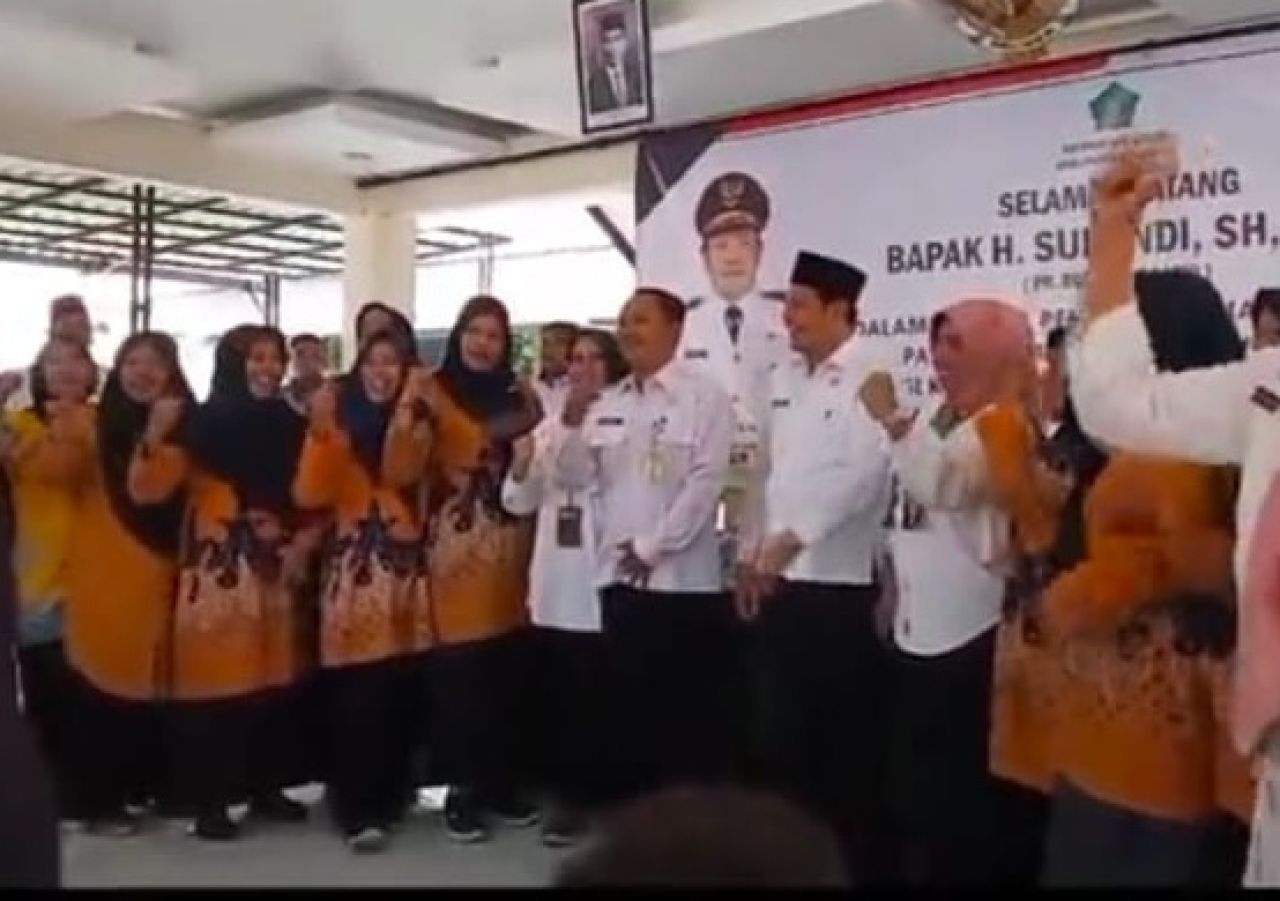 Tertangkap layar diduga Plt Bupati Subandi dan Camat Sedati bersama ibu- ibu sedang melontarkan yel - yel BAIK. (ist)