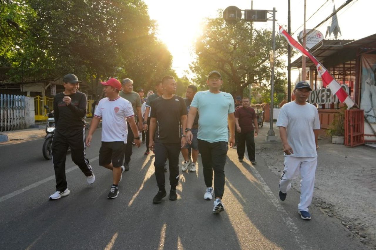Pj Wali Kota Mojokerto Moh Ali Kuncoro jalan sehat bareng dengan jajaran pimpinan DPRD Kota Mojokerto. (ist)