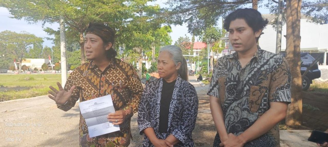 Pihak user ketika didampinggi tim kuasa hukum saat melaporkan hal tersebut. (ist)