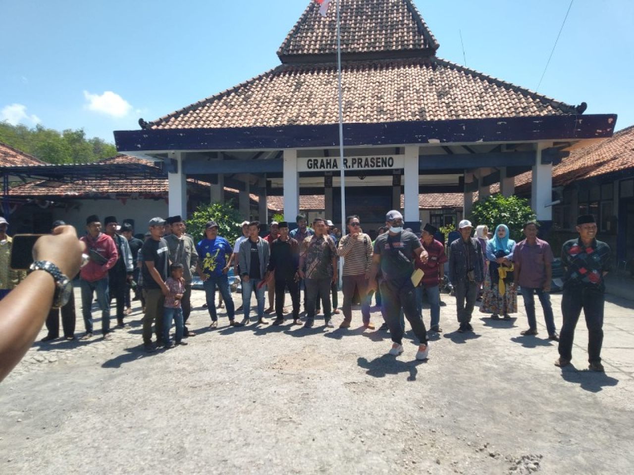 pukuhan warga Desa Banyumas gruduk kantor Kecamatan Sampang. (ist)