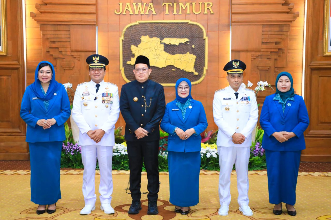Pj Gubernur Adhy foto bersama usai mrlatik pj Bupati Paduruan dan Pj Wali Kota Probolinggo di Grahadi Surabaya. (Ist)