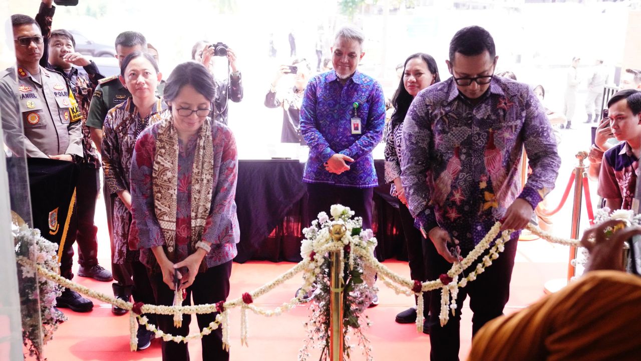 Mas Pj bersama Dirjen Kemenkes RI dr. Maria Endang Sumiwi memotong bunga tanda diresmikannya Lab BSL-2. (ist)