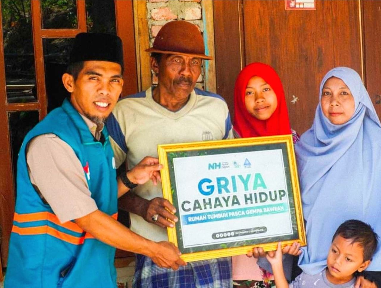 Kepala Nurul Hayat memberikan rumah layak huni bagi korban gempa. (ist)