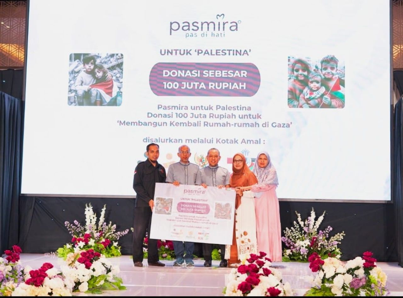 Komisaris Pasmira dan agen menyerahkan donasi Rp 100 juta. (ist)