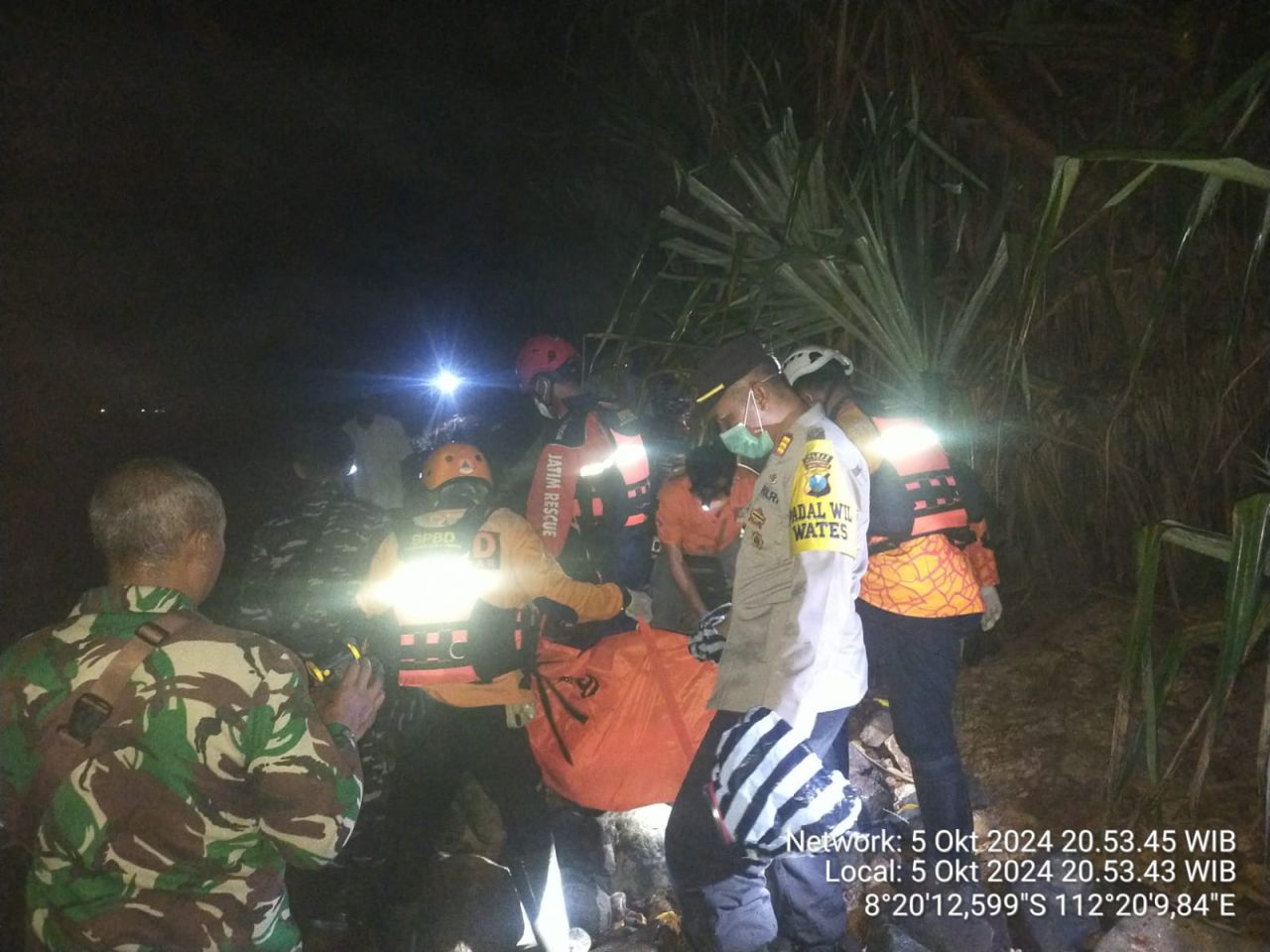Evakuasi korban di Pantai Jolosutro Blitar. (ist)