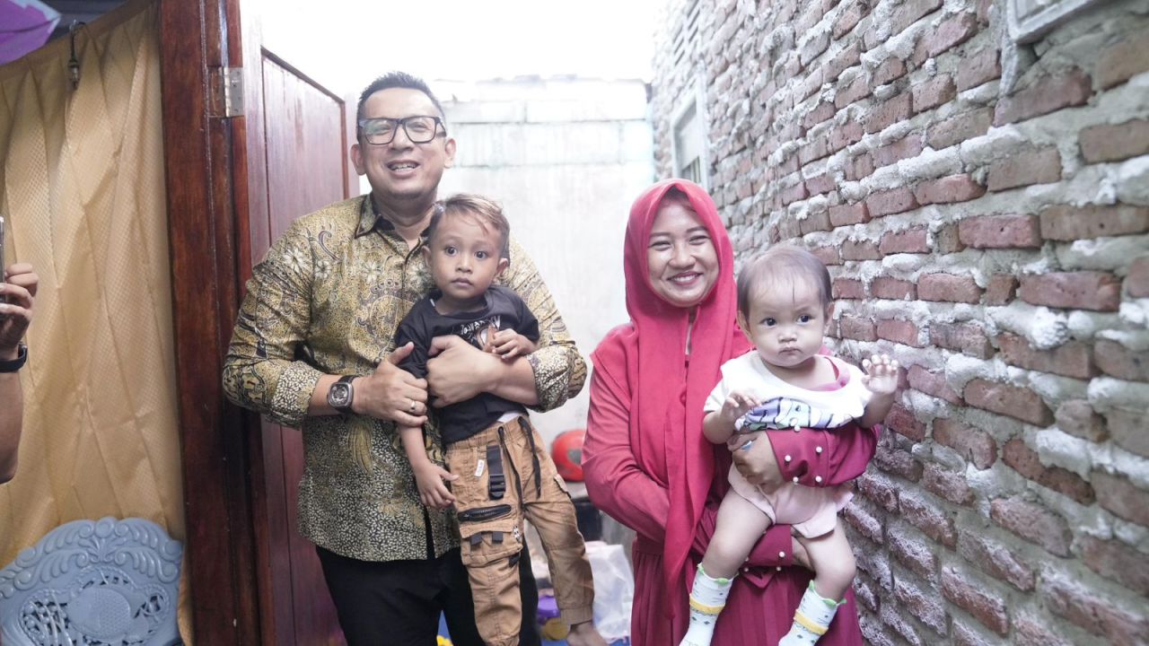 Kepedulian Pemkot Mojokerto terhadap anak stunting, Mas Pj gendong salah satu anak stunting. (ist)