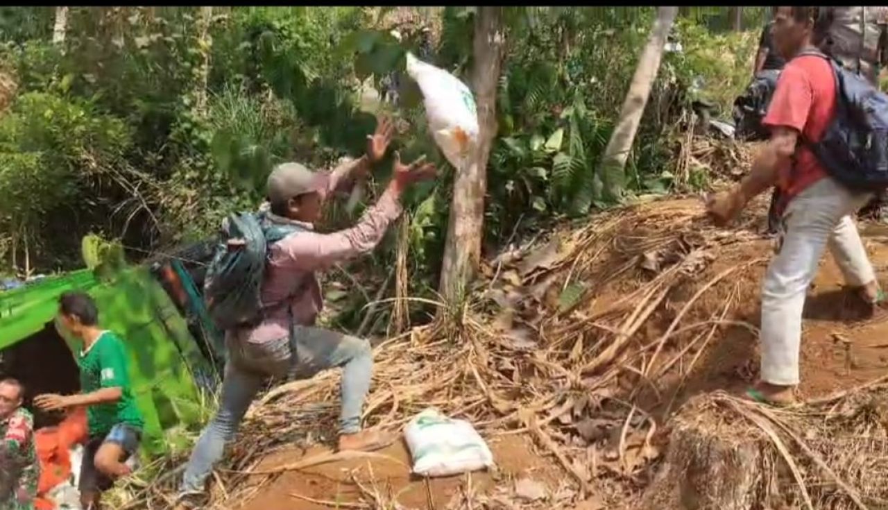 Truk bermuatan beras puluhan ton masuk jurang setelah tidak kuat menanjak. (ist)