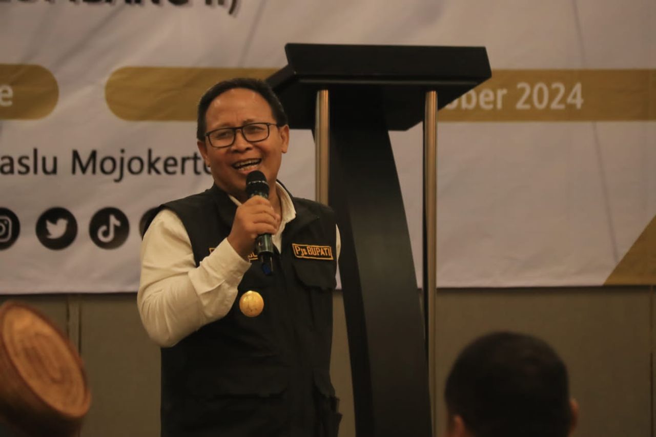 Pjs Bupati Mojokerto Akhmad Jazuli saat menghadiri sosialisasi pentingnya netralitas Pemilu bagi Kepala Desa. (ist)