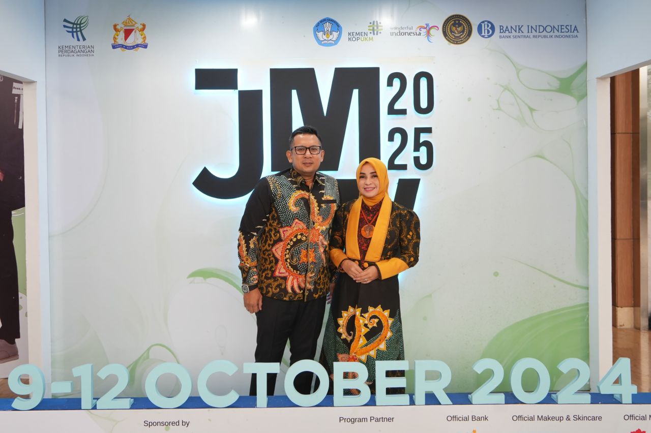 Mas Pj bersama Nia Wayanti Ali Kuncoro dengan mengenakan batik berfoto di JMFW. (ist)
