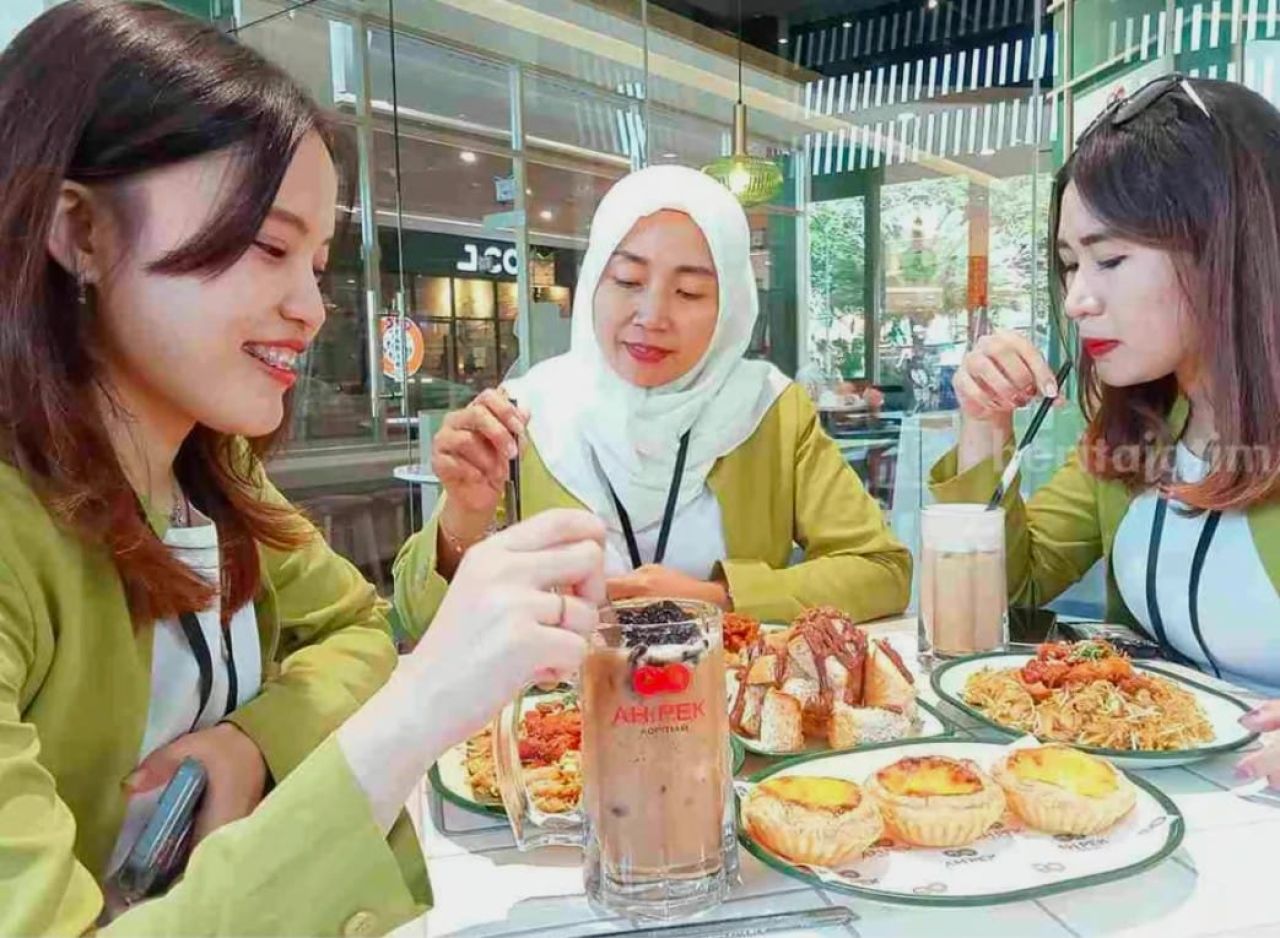 Menikmati sajian kopi Ah Pek di Gressmall sungguh nikmat. (ist)