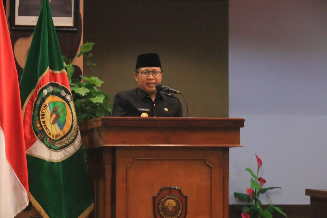 Pjs Bupati Mojokerto Akhmad Jazuli menyampaikan nota penjelasan rancangan APBD Tahun 2025. (ist)