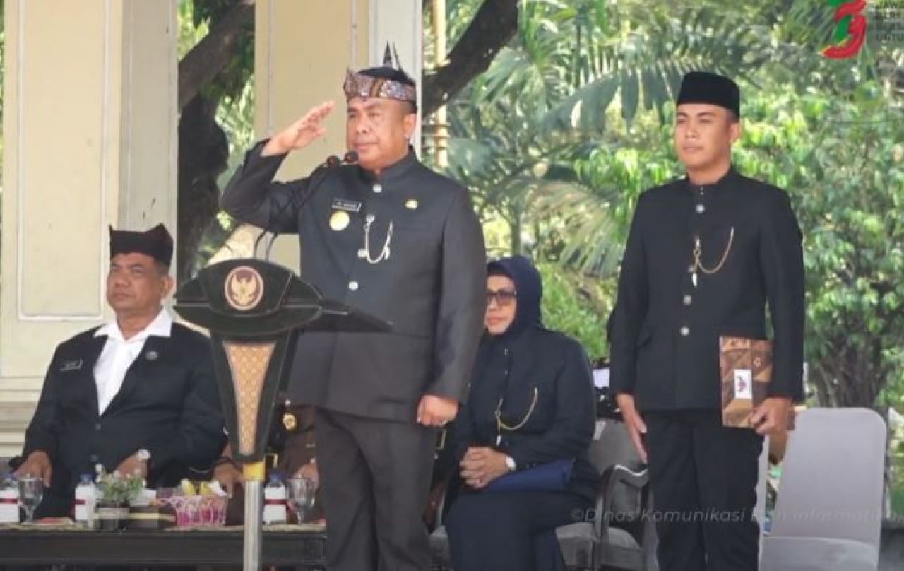 Pjs bupati Sifoarjo, Muhsmnad Isa Anshori nemimpin upacara Hari Jadi ke 70 Provinsi Jawa Timur Tahun 2024 di Alun-alun Sidoarjo. (Ist)