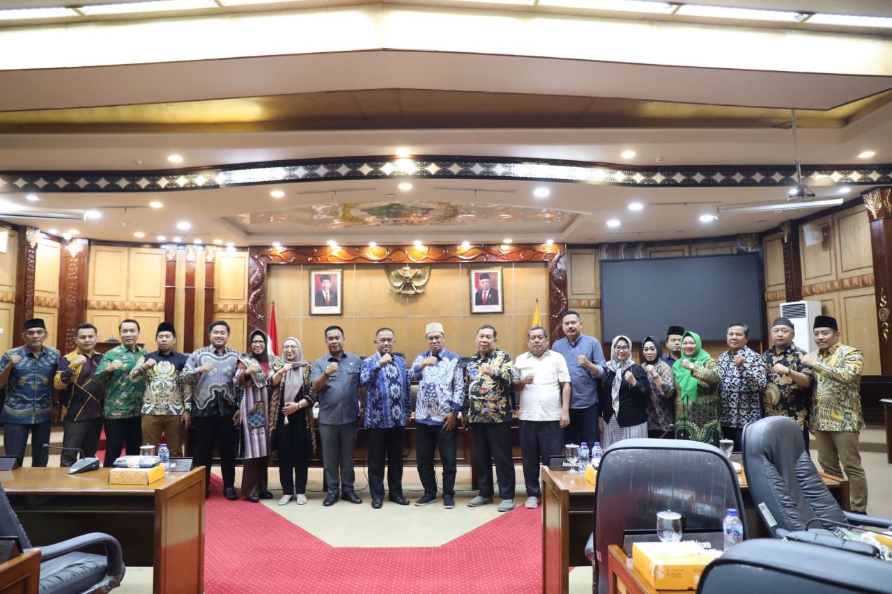 Pjs Bupati Sidoarjo M Isa, Anshori bersama Pimpinan DPRD dan KPK lakukan foto bersama. (Ist)