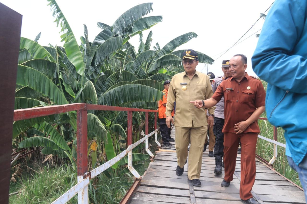 Pjs Bupati Mojokerto Akhmad Jazuli meninjau langsung lokasi jembatan Talun Brak. (ist)