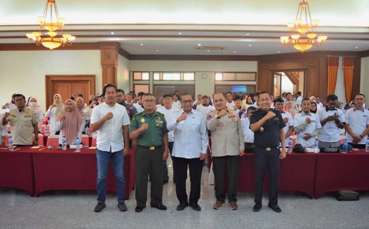 Sekda, Kepala Pol PP, Bea Cukai, Kodim, Polres Gresik bergantian memberikan sosialisasi gempur rokok ilegal. (ist)