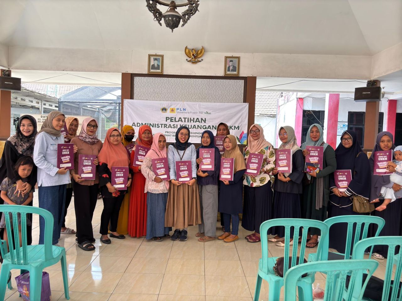 Ibu - ibu UMKM Gending menerima buku kas, dan panduan dari PT PLN NP UP Gresik.(ist)