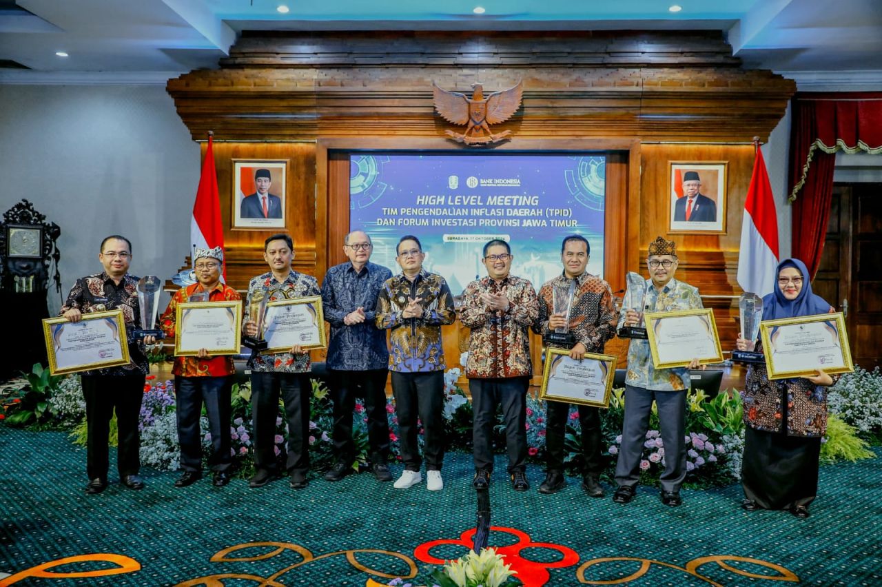 Plt Bupati Gresik menerima penghargaan TPID bersama kepala daerah yang lain. (ist)