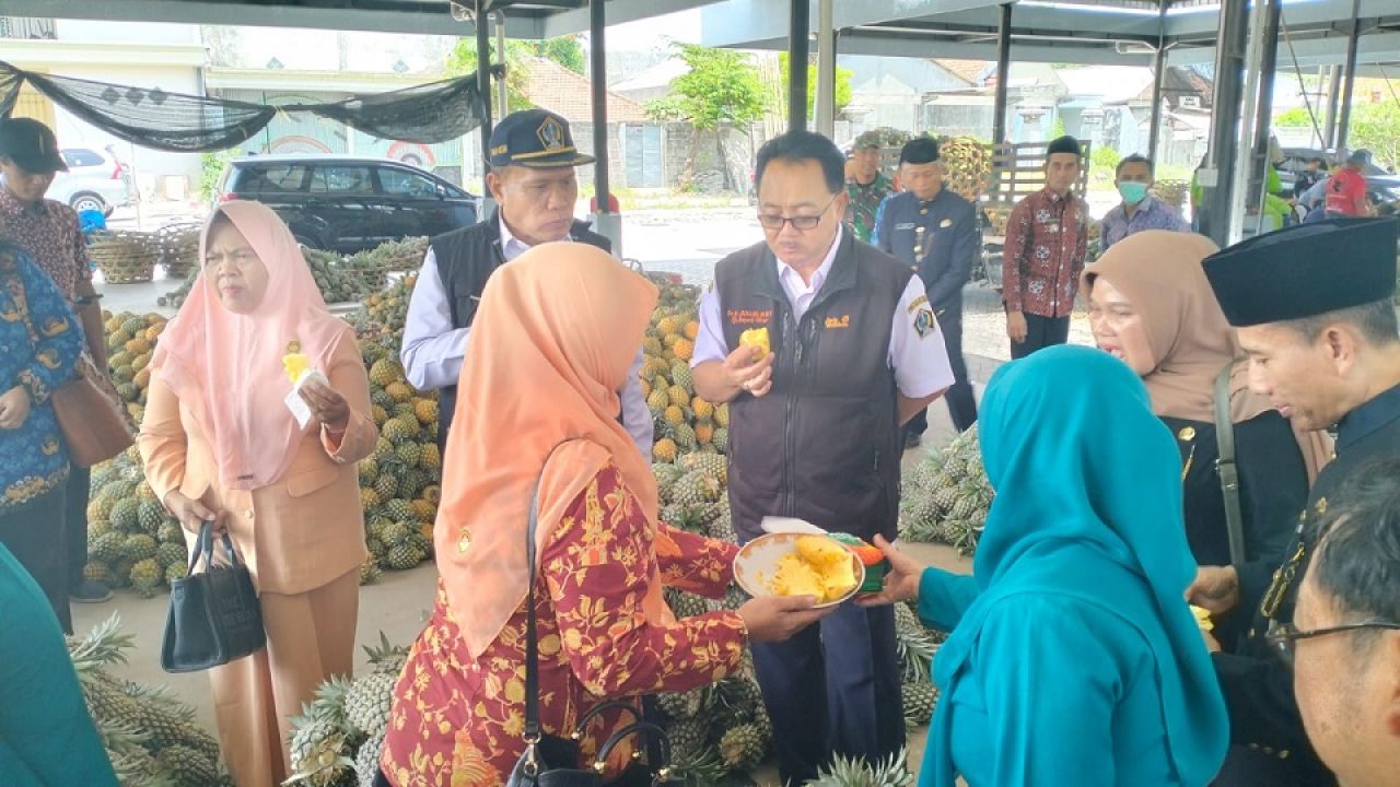 Pjs Bupati Blitar Jumadi, saat meninjau Pasar Central Buah Sidorejo Kec Ponggok, Kab Blitar. (ist)