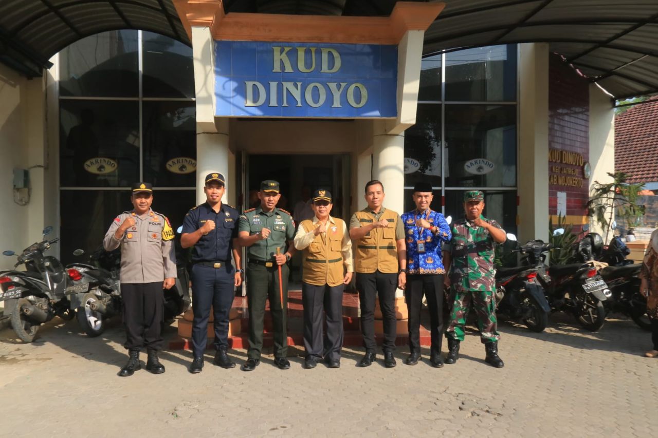 Pjs Bupati Mojokerto Akhmad Jazuli bersama Forkopimda Kabupaten Mojokerto dan Kasubsi Bea Cukai Sidoarjo. (ist)