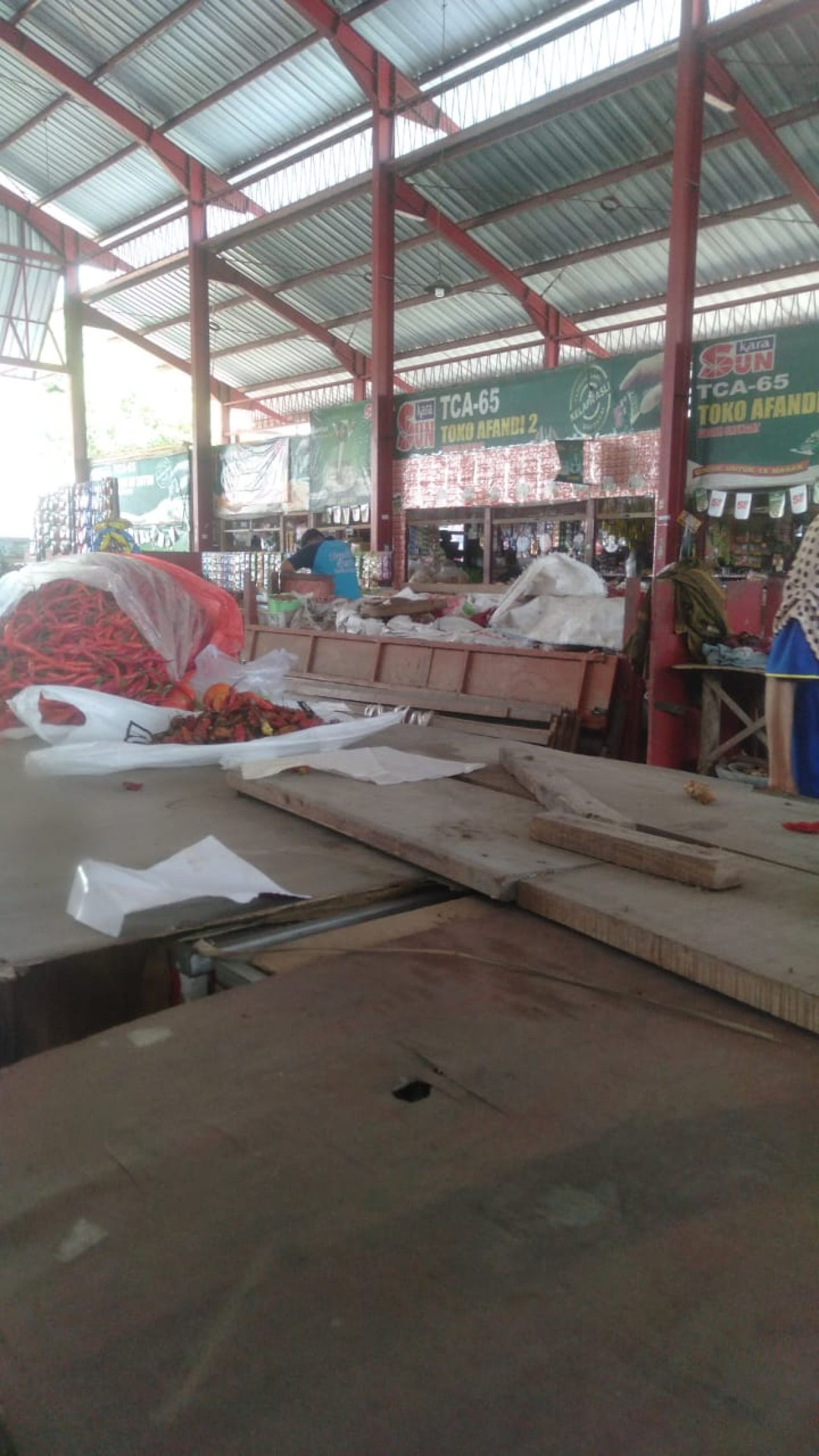 Beberapa kios /lapak di Pasar Srengat tutup awal karena sepi pembeli. (ist)