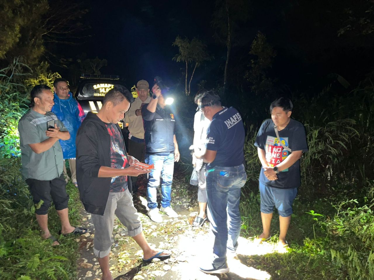 Kasat Reskrim AKP Momon Suwito memimpin langsung tim identifikasi dan Inafis. (ist)