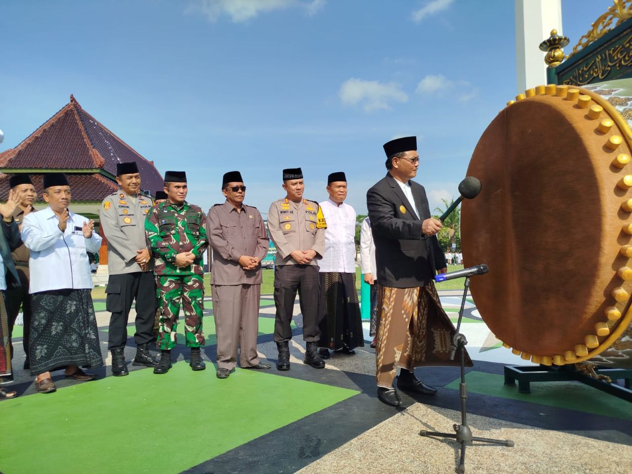 Pj Bupati Blitar tabuh bedug saat hadiri pebribfatan HSN Tahin 2024 di Alun-akun Kanigoro kab Blitar.(ist).