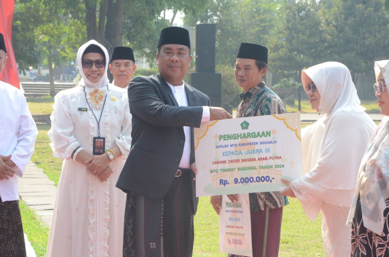 Pjs Bupati Sidoarjo, Isa, Anshori berikan penghargaan kepada santri berprestasi. (Ist)