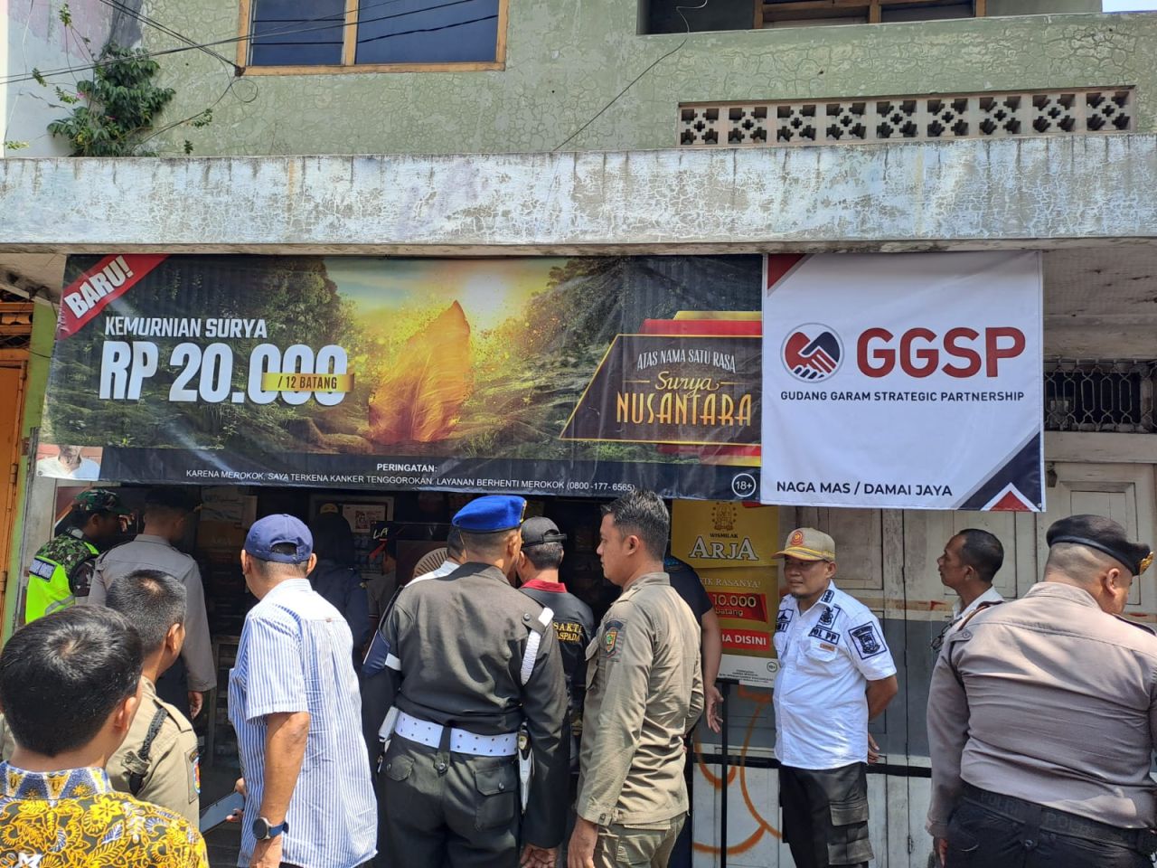 Toko Damai Jaya di Jalan Niaga Kota Mojokerto tak luput dari sidak. (foto : eko /B-news.id)