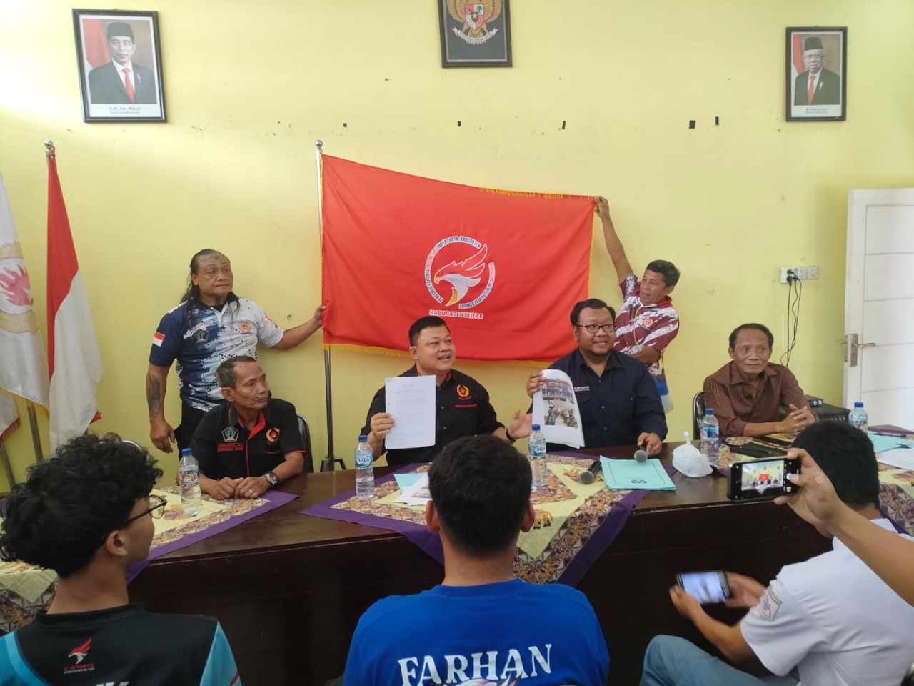 Ketua KONI Kab Blitar Tony Andreas menggelar jumpa pers tarkait netralitas dalam Pilkada Kabupaten Blitar. (ist)