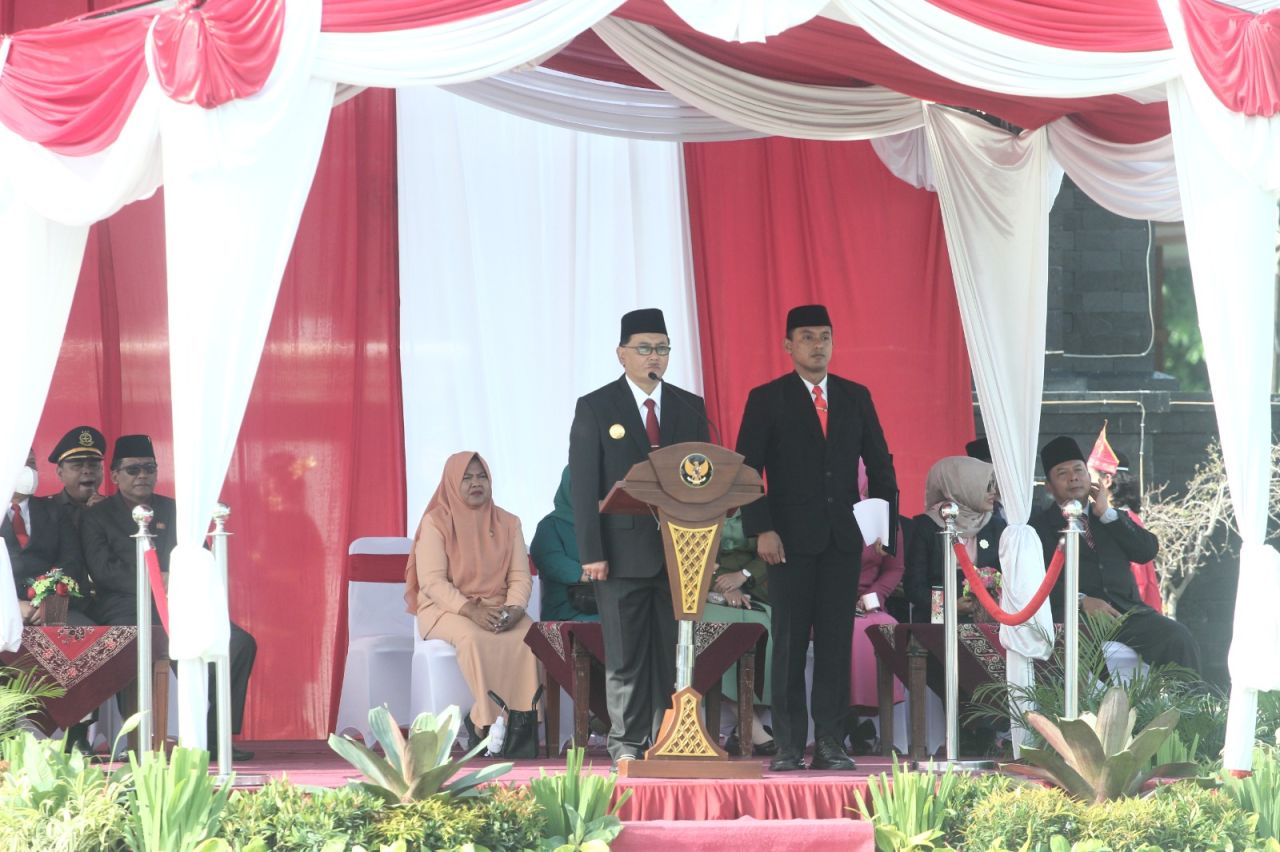 pjs Bupati Blitar, Jumadi memimpin upacara Hari Sumpah Pemuda tahun 2024 di Alun- alun Kanigoro Kabupaten Blitar. (ist)