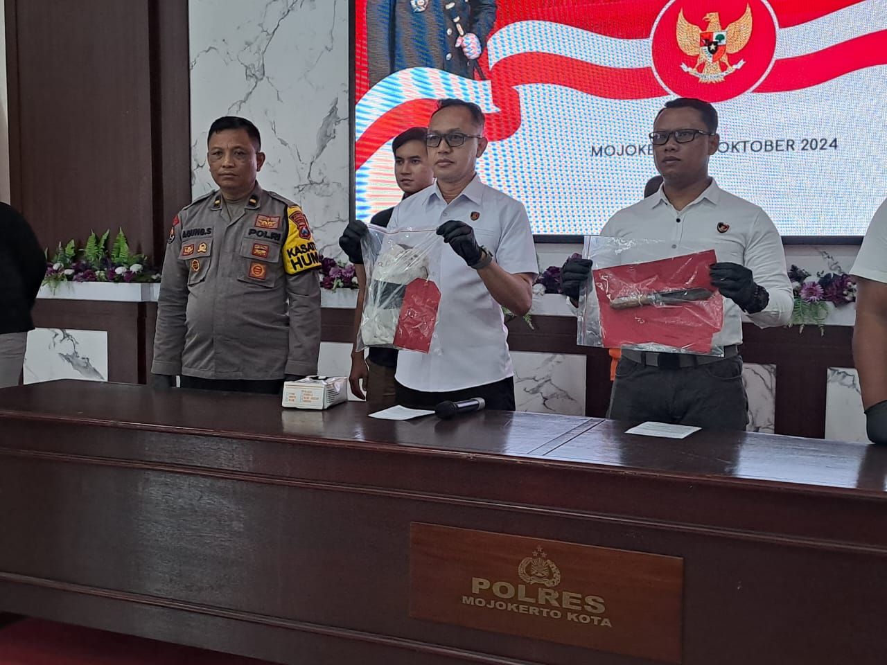 AKP Ach Rudi Zaeny didampingi KBO Reskrim IPTU Yuda Yulianto dan Kasie Humas IPTU Agung Suprihandono memperlihatkan barang bukti. (eko)