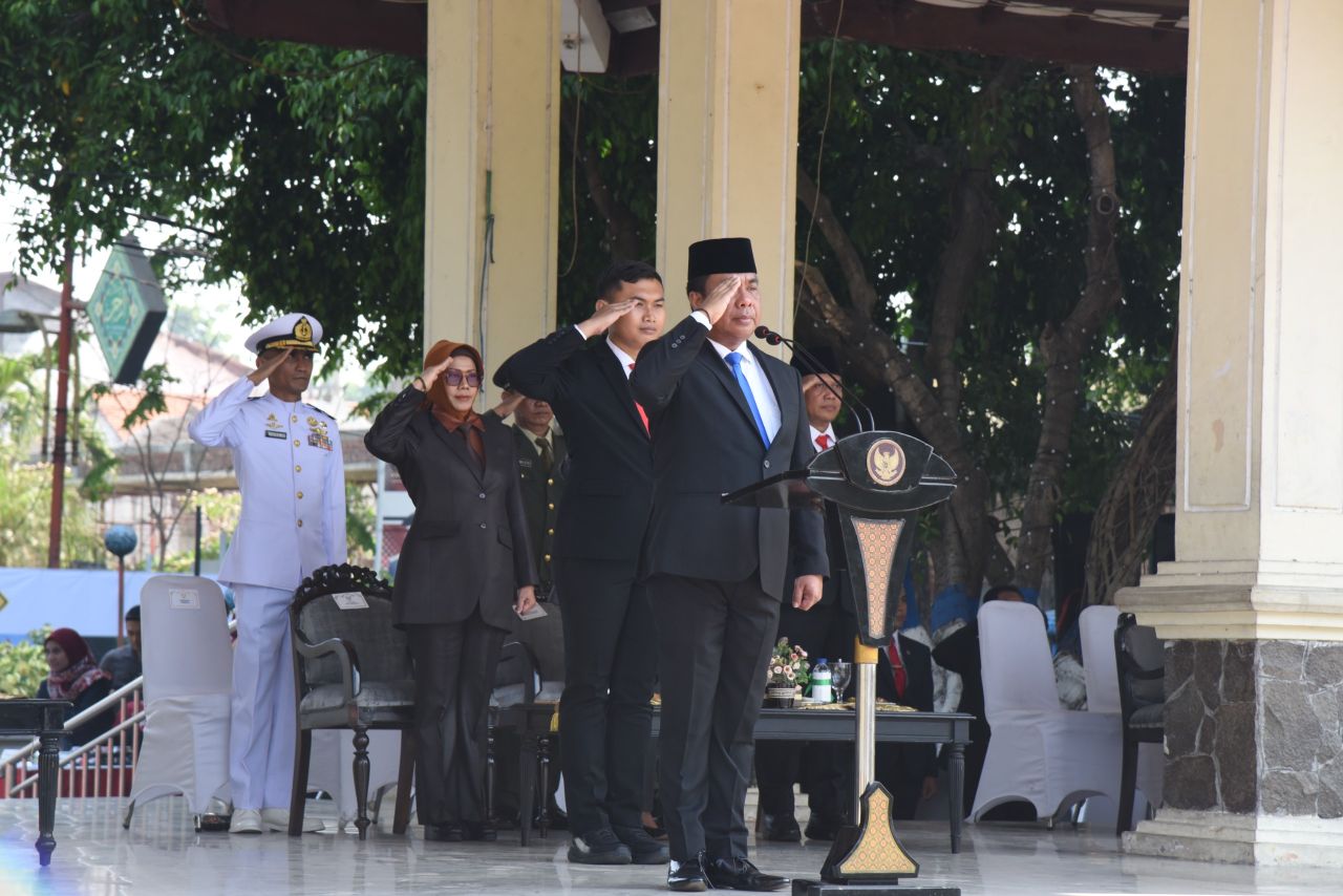 Pjs Bupati Sidoarjo, Muhammad Isa Anshori pimpin upacara peringatan Hari Sumpah Pemuda di Alun-alun Sidoarjo. (Ist)